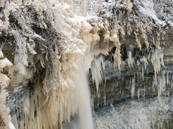 Agua congelada en la cascada de Valaste en Estonia — Foto de Stock