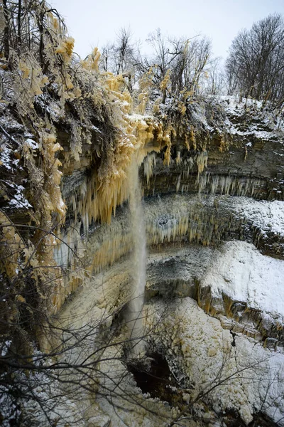 Agua congelada en la cascada de Valaste en Estonia — Foto de Stock