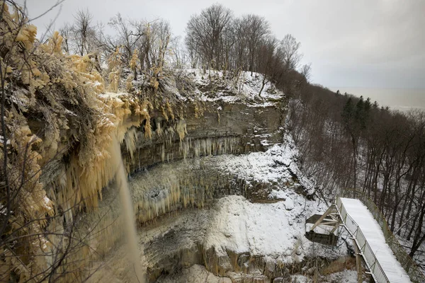 Agua congelada en la cascada de Valaste en Estonia — Foto de Stock