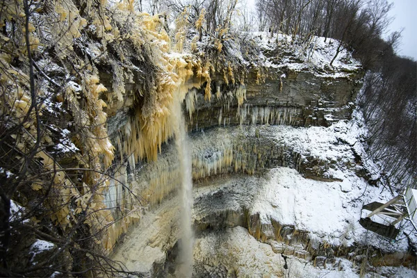 Agua congelada en la cascada de Valaste en Estonia — Foto de Stock