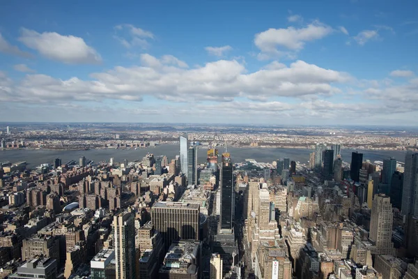 New York skyskrapor i eftermiddag ljus — Stockfoto