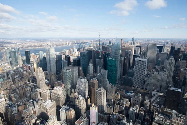 New York skyskrapor i eftermiddag ljus — Stockfoto