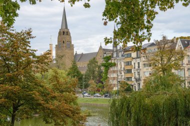 Brüksel sonbahar, Flagey district, Ixelles havuzları ve kilise '