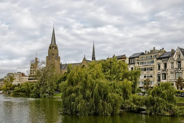 Bruxelles in autunno, distretto di Flagey, stagni di Ixelles e chiesa Immagine Stock