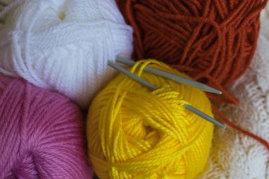 Derma örgü iplik topları ve iğneler. Çok renkli konu whis iki iğne falan batmazdı beyaz örgü.