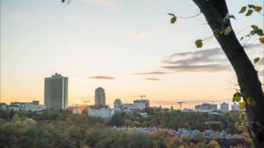 Bir sonbahar şehrinde gün batımı 4k zaman aşımı