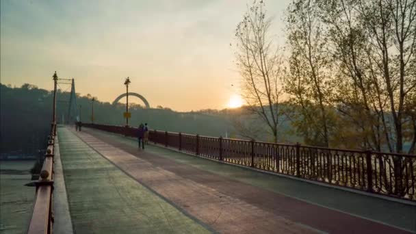 秋の街を4Kの時間経過歩道橋日没 — ストック動画
