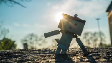 Şehirde 4K Robot Danbo zaman atlaması