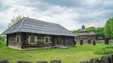 4K zaman atlamalı antik değirmen alçı taşı arazisinde çalışan bulutların arka planına karşı