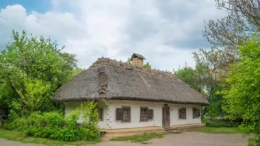 4K zaman atlamalı antik değirmen alçı taşı arazisinde çalışan bulutların arka planına karşı