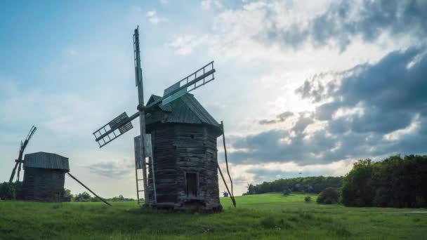 Zeitraffer Alte Mühle Einer Gipslandschaft Vor Dem Hintergrund Fliegender Wolken — Stockvideo