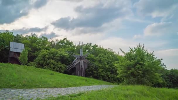 Time Lapse Antika Kvarn Gips Landskap Mot Bakgrund Rinnande Moln — Stockvideo