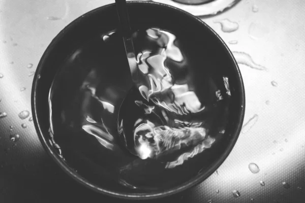 Suyla dolu bir tabakta kaşık