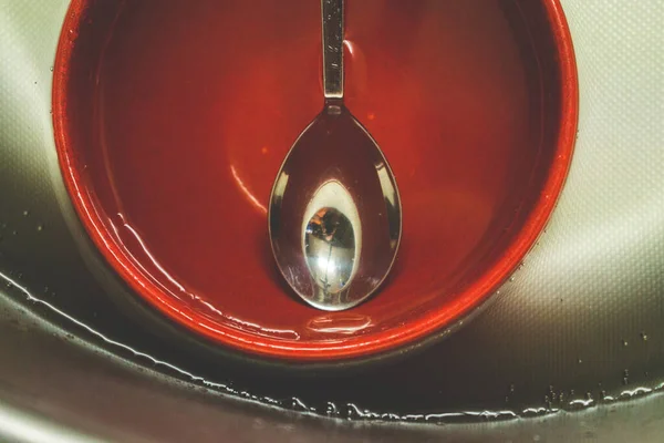 Suyla dolu bir tabakta kaşık