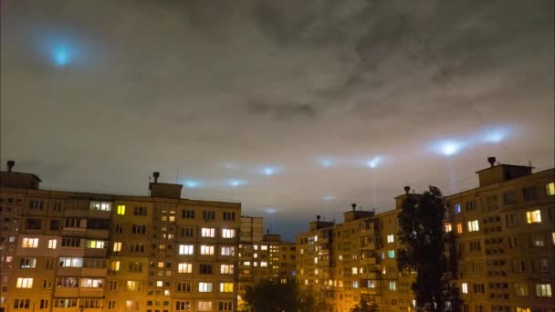 Time Lapse Monte Holofotes Fundo Nuvens Correndo Periferia Cidade Noite — Vídeo de Stock