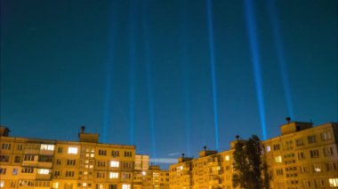 4K Zaman atlaması, arka planda bir sürü spot ışığı çalışan bulutlar ve akşam kenar mahallelerde.