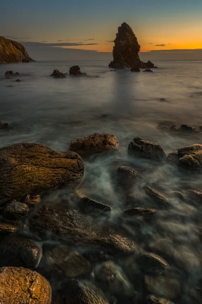 Porth Saint Beach in de schemering. — Stockfoto