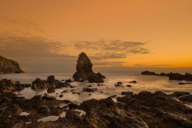 Porth Saint Beach alacakaranlıkta.