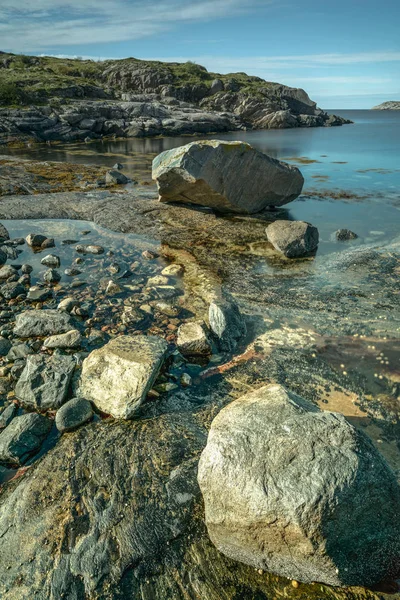 ノルウェーの海岸の岩が多い湾. — ストック写真