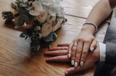 Masadaki kadın ve erkeğin elleri