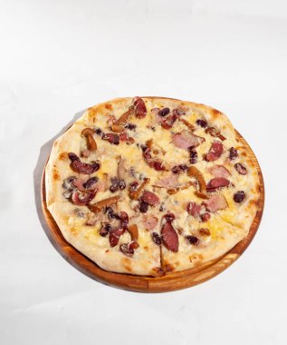 Becon ve peynirli pizza.