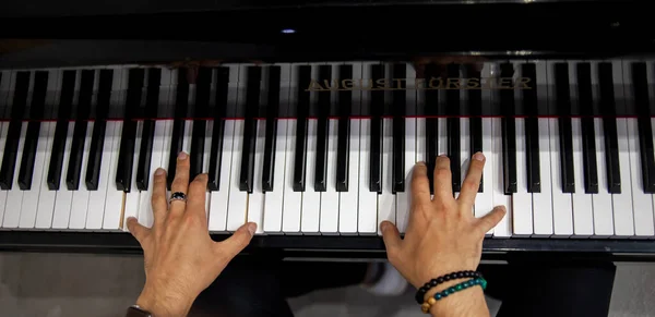 Руки Играют Старом Пианино — стоковое фото