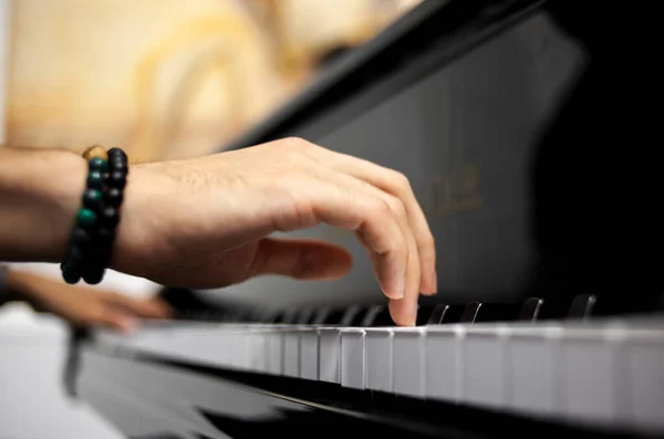 Дві Руки Грають Піаніно Ліцензійні Стокові Зображення