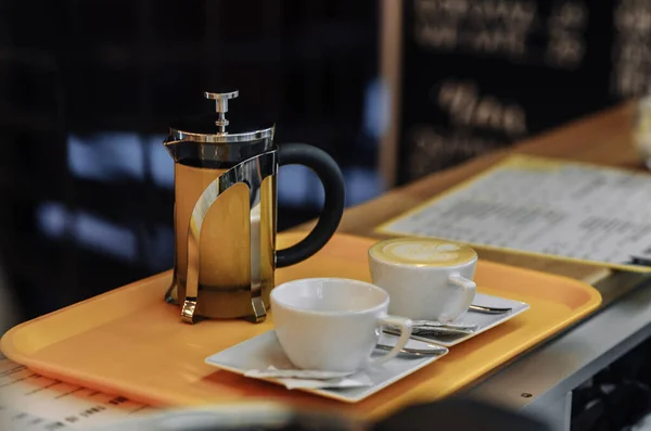 탁자 위에 놓인 커피 한 잔 스톡 사진