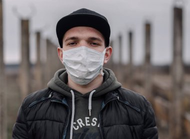 Adam tıbbi maske takıyor. 