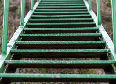 Parktaki tahta merdiven.