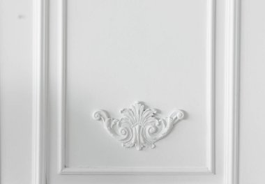 Beyaz arka planı olan klasik bir kapı.