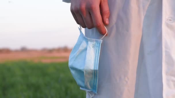 Dokter Houdt Een Medisch Masker Zijn Hand — Stockvideo