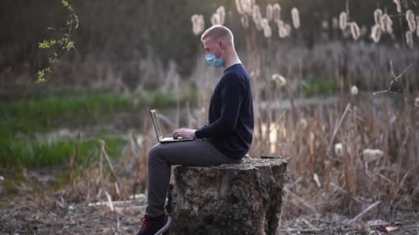 Uomo Maschera Medica Nella Foresta Che Lavora Laptop — Video Stock