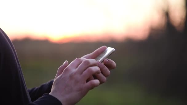 Homem Usa Smartphone Virando Página Baixo Para Cima — Vídeo de Stock