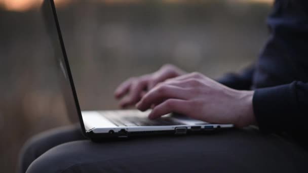 Zakenman Werkt Aan Laptop — Stockvideo