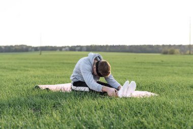 Yoga yapan genç adam.