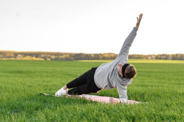 Yoga yapan genç adam.