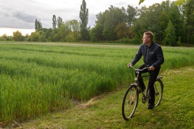 Bisiklet süren genç bir kadın