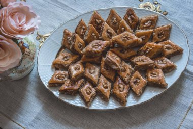 Geleneksel Azerbaycan bayramı Nowruz kurabiyeleri beyaz tabakta baklava.