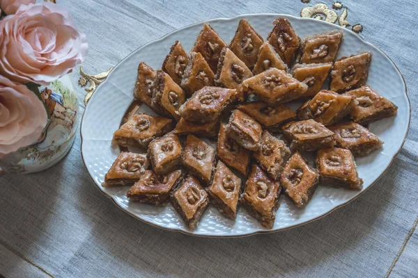 아제르바이잔의 전통 휴일 노루즈 쿠키흰 접시에 있는 빵가루. 로열티 프리 스톡 사진