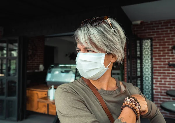 전염병 창궐하는 커피숍 앞에서 마스크를 고객입니다 마스크를 여성의 로열티 프리 스톡 이미지