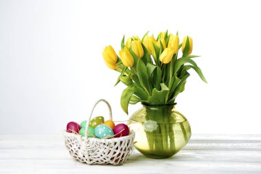 Sepette Beyaz Paskalya yumurtaları