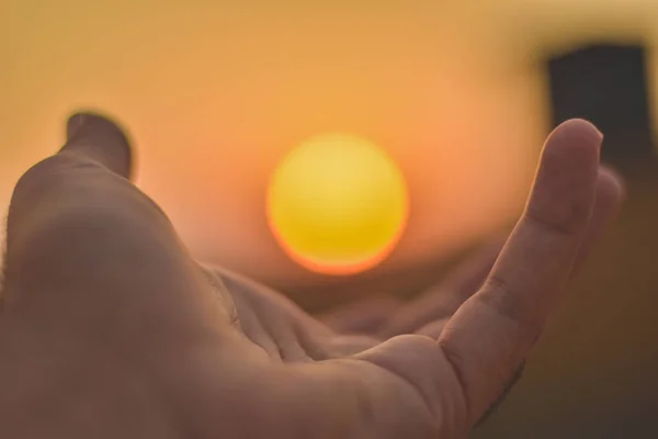 Χέρι Και Δάχτυλα Που Προσπαθούν Αγγίξουν Τον Ήλιο Φόντο Ηλιοβασίλεμα Εικόνα Αρχείου