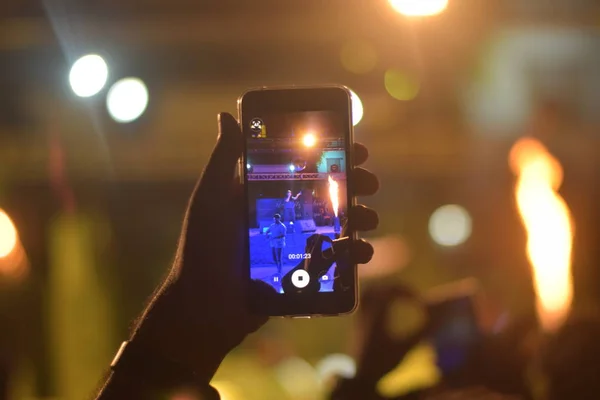 Χέρι Κρατώντας Smartphone Και Εγγραφή Βίντεο Κατά Διάρκεια Της Συναυλίας Φωτογραφία Αρχείου