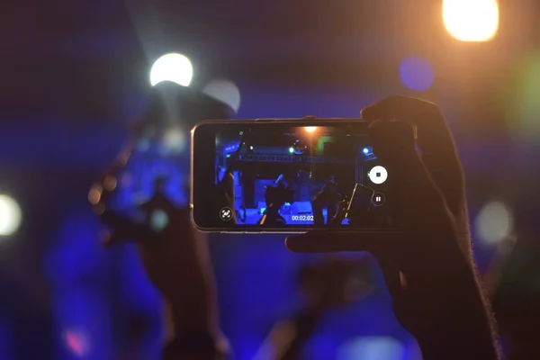 Χέρι Κρατώντας Smartphone Και Εγγραφή Βίντεο Κατά Διάρκεια Της Συναυλίας Φωτογραφία Αρχείου