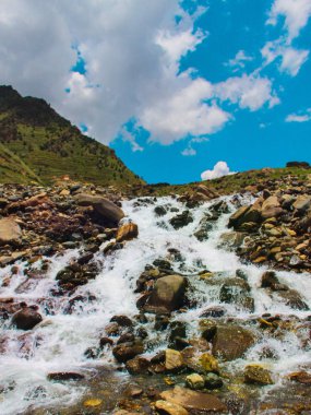 Dağların güzel manzarası nehir manzarası 