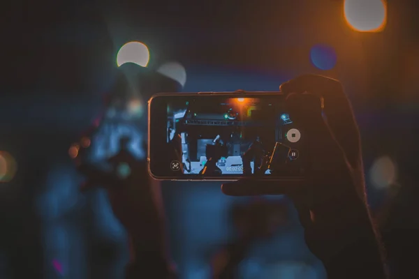 Konser sırasında el ele tutuşmak ve video kaydetmek