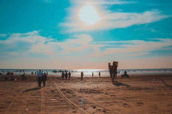 Hawke Körfezi, Pakistan 'ın Karaçi kentinin 20 km güneybatısında yer alan bir plajdır. Yüzlerce insan her gün buraya yüzmek, deve binmek ve tatil için geliyor..