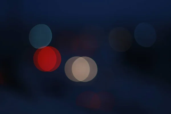 Gece şehrinde bulanık ışıklı alacakaranlık, bokeh arkaplan 