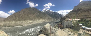 Dağların ve ağaçların güzel manzarası